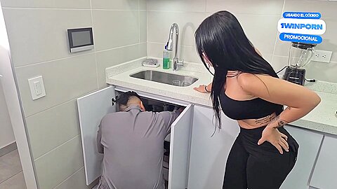 Cachonda Colombiana Seduce Al Plomero Y Termina Cabalgando Su Verga - Alejandra Palacios